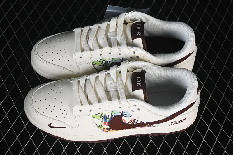 All categories Nk SB Dunk Series Nk SB Dunk Low High-end customized low-top sneakers Nike SB Dunk Low Dior co-branded graffiti rice wine red hook High-end customized low-top casual sneakers QW5836-033